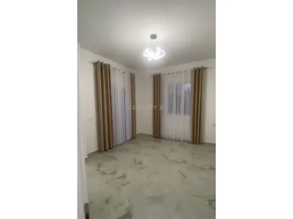 Tirane, jepet me qera Vile 3+1+Ballkon Kati 2, 130 m² 500 € (Rr.Paro Kita)