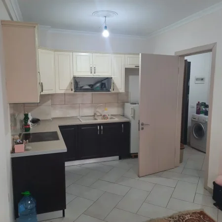 Tirane, jepet me qera apartament 1+1+Ballkon Kati 4, 54 m² 350 € (astir)