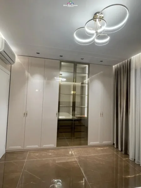 Tirane, jepet me qera apartament 1+1+Ballkon Kati 2, 70 m² 500 € (porcelan)