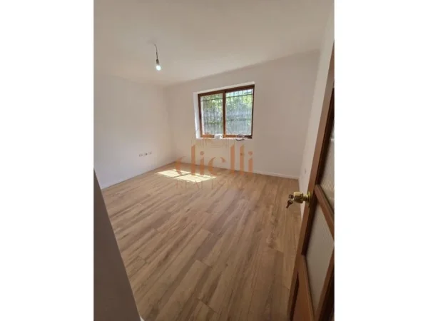 Tirane, shitet apartament 2+1+Aneks+Ballkon Kati 1, 81 m² 138.000 € 
