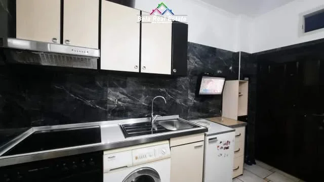 Tirane, jepet me qera apartament 1+1+Ballkon Kati 2, 50 m² 400 € (5 maji)