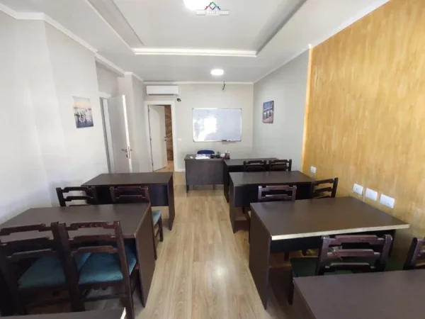 Tirane, jepet me qera dyqan Kati 3, 132 m² 1.000 € (21 dhjetori)