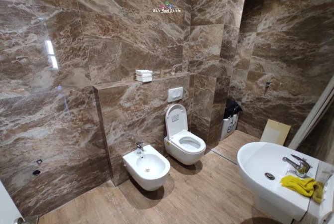 Tirane, jepet me qera dyqan Kati 3, 132 m² 1.000 € (21 dhjetori)
