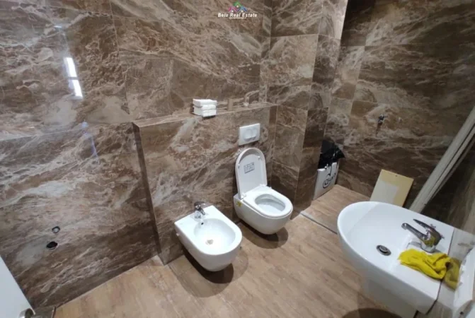 Tirane, jepet me qera dyqan Kati 3, 132 m² 1.000 € (21 dhjetori)