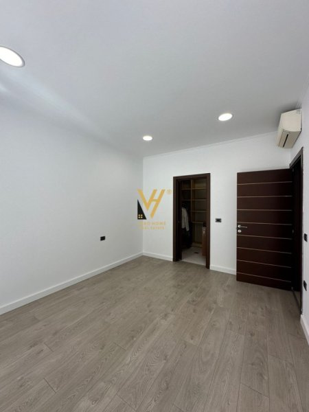 Tirane, jepet me qera zyre Kati 2, 102 m² 1.000 € (KOMPLEKSI DELIJORGJI)
