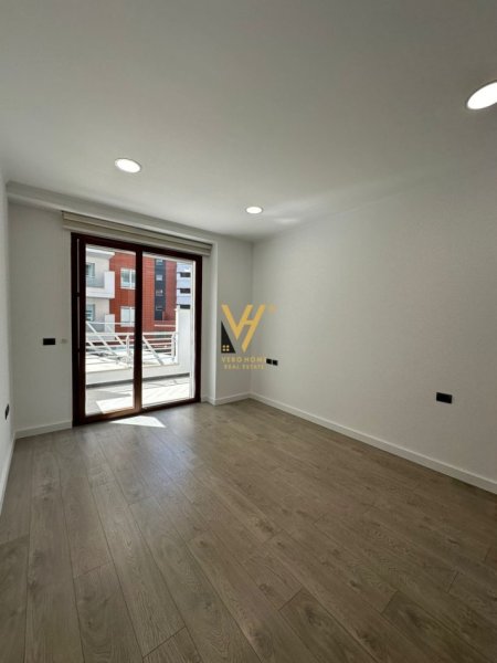Tirane, jepet me qera zyre Kati 2, 102 m² 1.000 € (KOMPLEKSI DELIJORGJI)