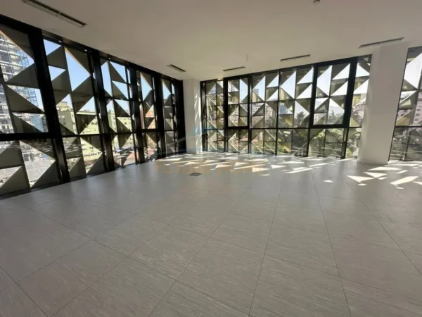 Shqiperi, jepet me qera ambjent biznesi Kati 0, 200 m² 4.000 € (Bllok)