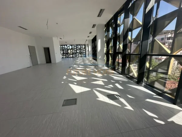 Shqiperi, jepet me qera ambjent biznesi Kati 0, 200 m² 4.000 € (Bllok)