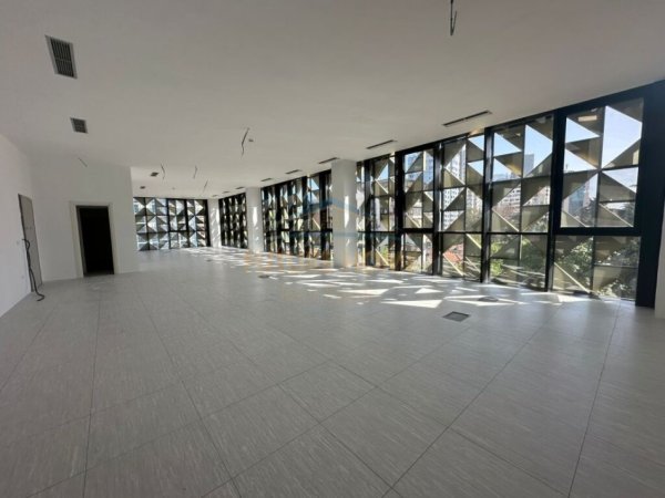 Shqiperi, jepet me qera ambjent biznesi Kati 0, 200 m² 4.000 € (Bllok)