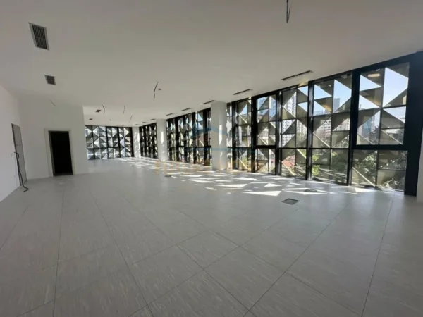 Shqiperi, jepet me qera ambjent biznesi Kati 0, 200 m² 4.000 € (Bllok)
