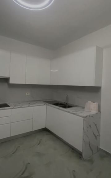Tirane, jepet me qera apartament 3+1 Kati 2, 160 m² 500 € (Shkoze)