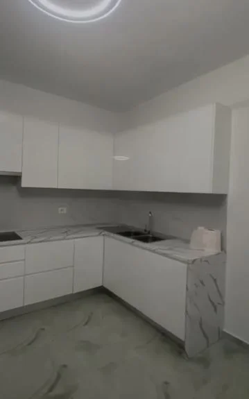 Tirane, jepet me qera apartament 3+1 Kati 2, 160 m² 500 € (Shkoze)