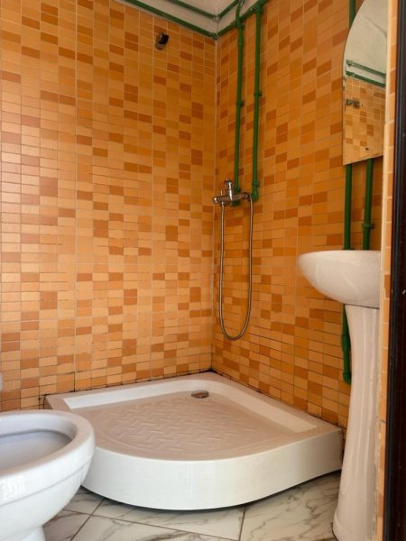 Shqiperi, jepet me qera garsonier 1+1 Kati 4, 45 m² 200 € (Haki shehu)