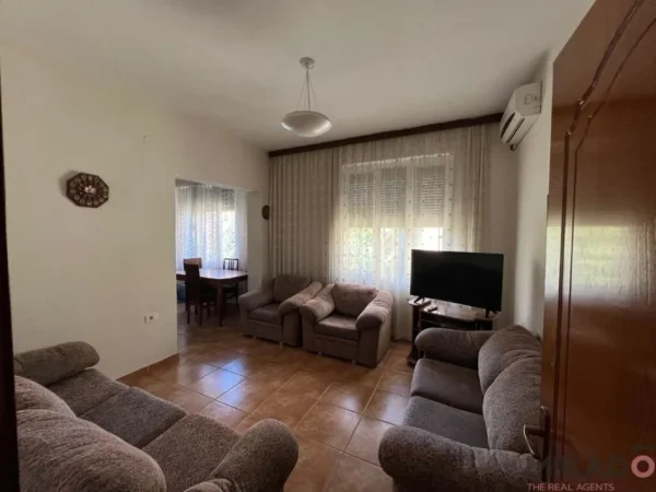 Tirane, jepet me qera apartament 3+1 Kati 2, 132 m² 550 €