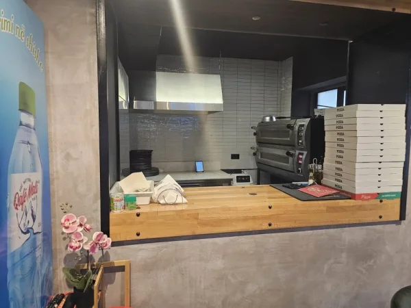 Tirane, shitet bar-resorant , 75 m² (Zogu i Zi)