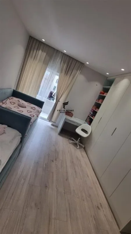 Tirane, shitet ambjent biznesi Kati 1, 100 m² 430.000 € (LIQENI ARTIFICIAL)