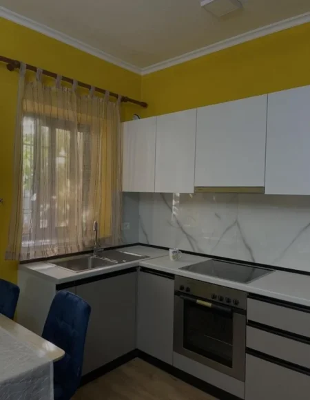 Tirane, jepet me qera apartament 1+1 Kati 2, 70 m² 450 € (Ish Restorant Durresit)