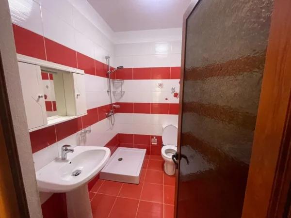 Tirane, jepet me qera apartament 2+1 Kati 5, 120 m² 650 € (Xhamllikut)