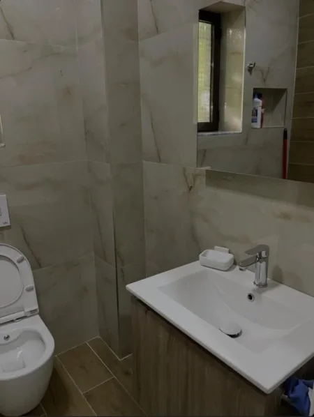 Tirane, jepet me qera apartament 1+1 Kati 1, 71 m² 450 € (Ish Restorant Durresit)