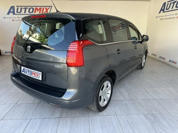 Tirane, shes makine PEUGEOT 5008 Nafte, gri e erret manuale Klima 201.000 km 5.300 €