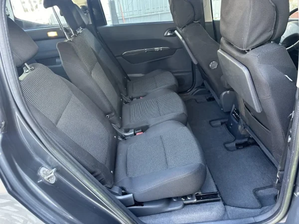 Tirane, shes makine PEUGEOT 5008 Nafte, gri e erret manuale Klima 201.000 km 5.300 €