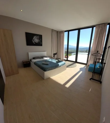 Tirane, jepet me qera apartament 5+1 Kati 2, 3.250 m² 7.000 € (VORE)