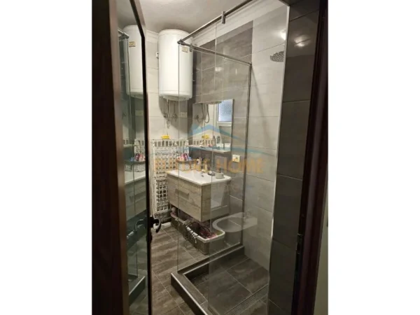 Tirane, jepet me qera apartament 1+1+Ballkon Kati 4, 65 m² 500 € (Zogu i Zi)