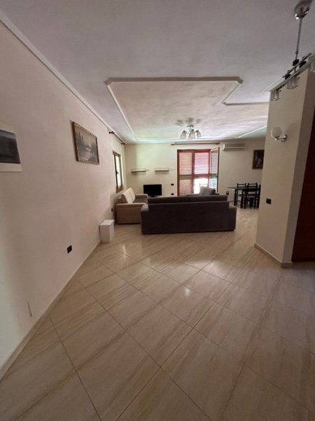 Tirane, jepet me qera apartament 3+1+Ballkon Kati 2, 145 m² 500 € (Tek Vilat Gjermane)