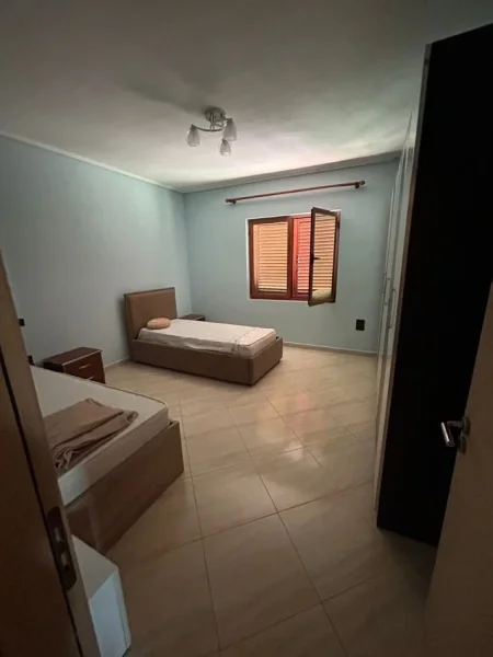 Tirane, jepet me qera apartament 3+1+Ballkon Kati 2, 145 m² 500 € (Tek Vilat Gjermane)