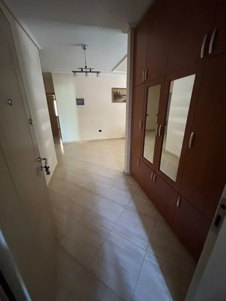 Tirane, jepet me qera apartament 3+1+Ballkon Kati 2, 145 m² 500 € (Tek Vilat Gjermane)
