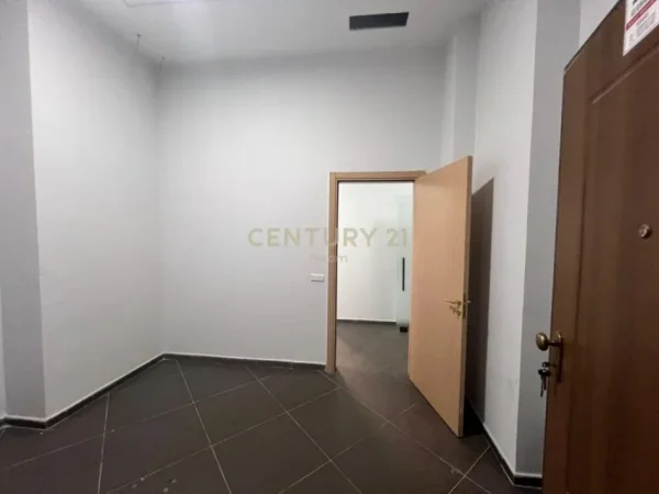 Tirane, jap me qera 3+1 Kati 8, 200 m² 1.700 € (Rruga E Dibres)
