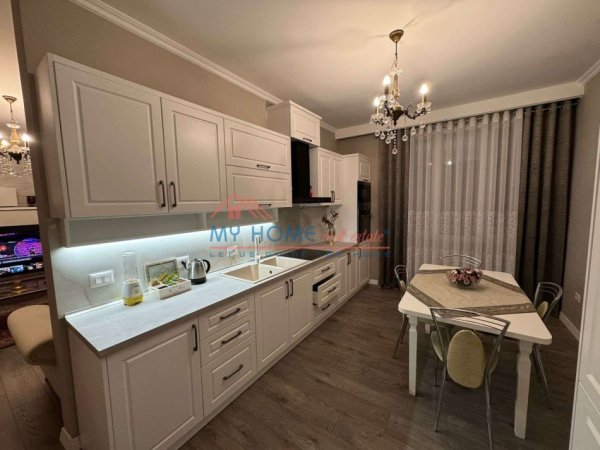 Tirane, jepet me qera apartament 2+1+Ballkon Kati 9, 140 m² 1.500 € (Qender)