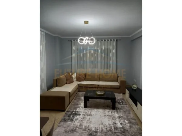Tirane, jepet me qera apartament 1+1+Ballkon Kati 4, 80 m² 500 € (kodra diellit)