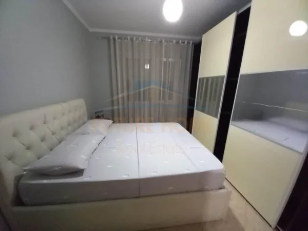 Tirane, jepet me qera apartament 1+1+Ballkon Kati 4, 80 m² 500 € (kodra diellit)