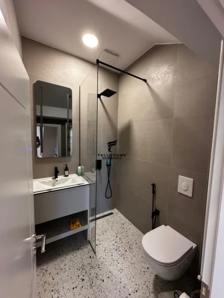 Tirane, jepet me qera apartament 2 Katshe Kati 2, 240 m² 2.000 € (LIQENI ARTIFICIAL)