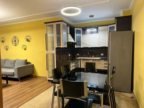 Tirane, jepet me qera apartament 3+1+Ballkon Kati 2, 124 m² 900 € (Tregu Elektrik)