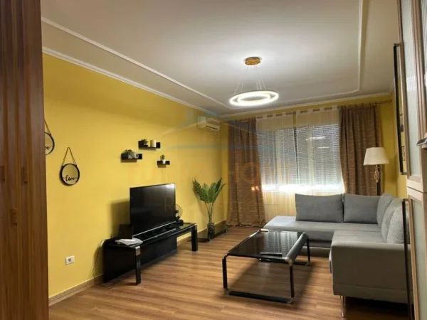 Tirane, jepet me qera apartament 3+1+Ballkon Kati 2, 124 m² 900 € (Tregu Elektrik)