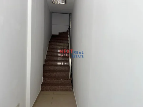 Vlore, jepet me qera ambjent biznesi Kati 2, 223 m² 700 € (TRANSBALLKANIKE)