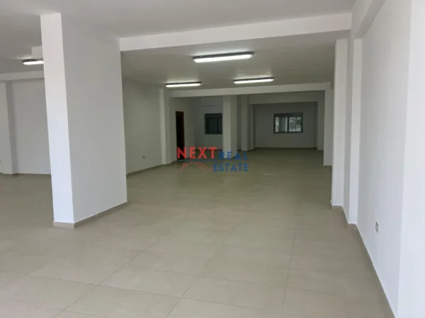 Vlore, jepet me qera ambjent biznesi Kati 2, 223 m² 700 € (TRANSBALLKANIKE)