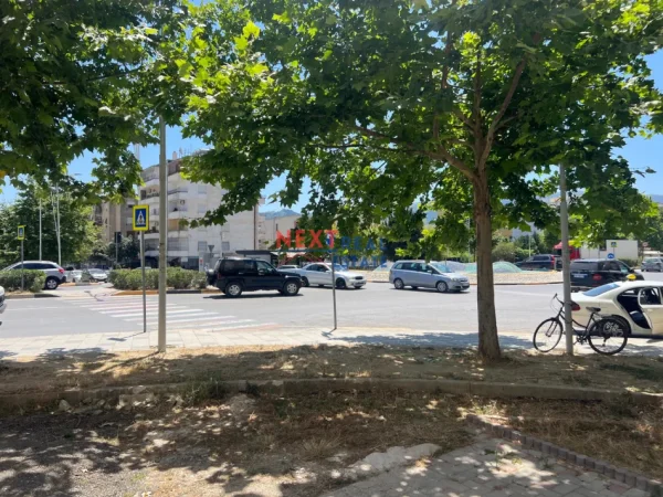 Vlore, jepet me qera ambjent biznesi Kati 2, 223 m² 700 € (TRANSBALLKANIKE)