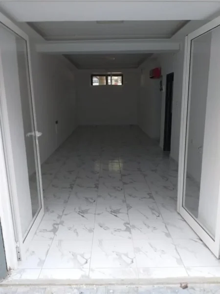 Tirane, jepet me qera ambjent biznesi Kati 0, 52 m² 400 € (Rruga e Dibres)
