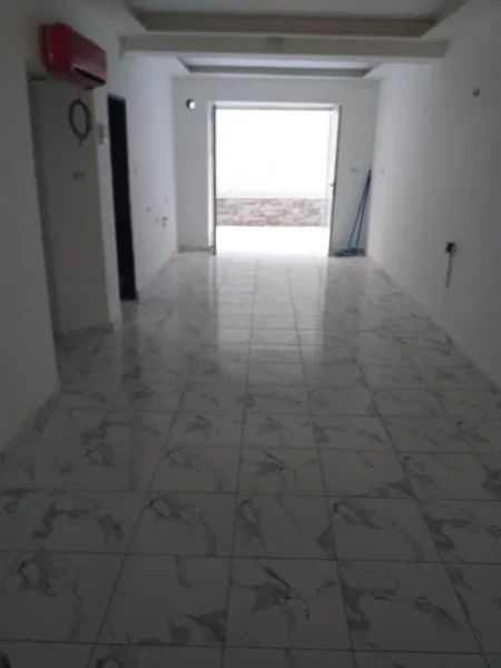 Tirane, jepet me qera ambjent biznesi Kati 0, 52 m² 400 € (Rruga e Dibres)