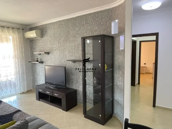 Tirane, jepet me qera apartament 2+1 Kati 5, 120 m² 650 € (XHAMLLIKU)