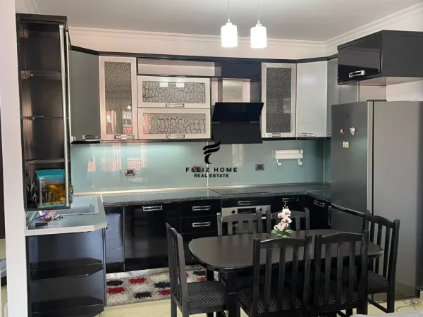 Tirane, jepet me qera apartament 2+1 Kati 5, 120 m² 650 € (XHAMLLIKU)