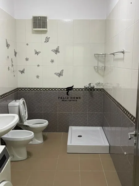 Tirane, jepet me qera apartament 2+1 Kati 5, 120 m² 650 € (XHAMLLIKU)