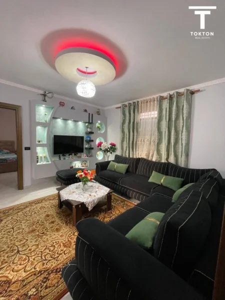 Tirane, jepet me qera shtepi 2+1 Kati 0, 800 € (xhamllik)