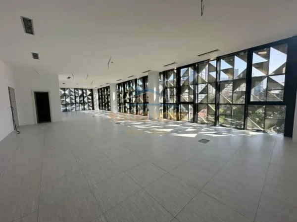 Tirane, jepet me qera ambjent biznesi , 199 m² 4.000 € (Bllok)