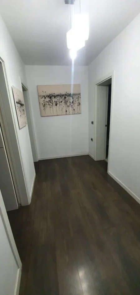 Tirane, jepet me qera apartament 2+1+Ballkon Kati 5, 100 m² 500 € (pran Petro Ninit)