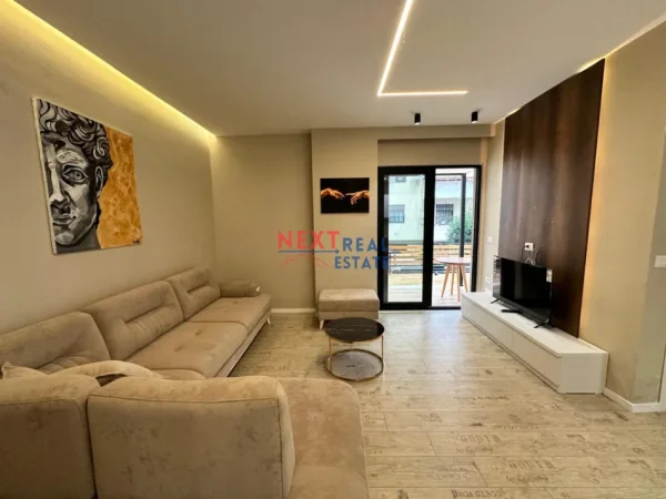 Vlore, jepet me qera apartament 1+1+Ballkon Kati 2, 700 € (KOMBINATI I PESHKUT)
