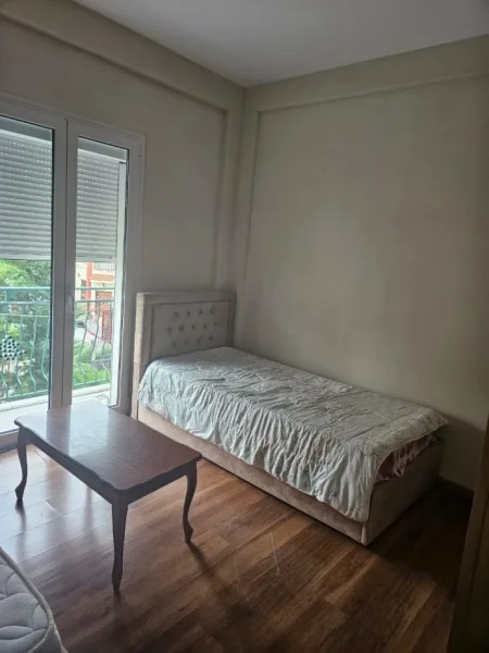 Tirane, jepet me qera apartament 3+1+Ballkon Kati 3, 170 m² 400 € (qyteti studenti)